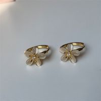 daisy bomb - mirning.earrings