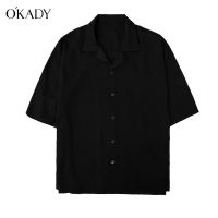 OKADY เสื้อเชิ้ตแขนสั้นผู้ชายสีทึบเวอร์ชั่นเกาหลีเสื้อเชิ้ตสีดำสไตล์ฮ่องกงอินเทรนด์เสื้อเชิ้ตแขนห้าจุดหลวม