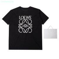 ☌❧LOEWE เสื้อยืด2023สำหรับฤดูร้อน,เสื้อยืดแขนสั้นสำหรับผู้ชายและผู้หญิงพิมพ์ตัวอักษรคอกลมอินเทรนด์โลวีชุดคู่รักทรงหลวมเข้าได้กับทุกชุด