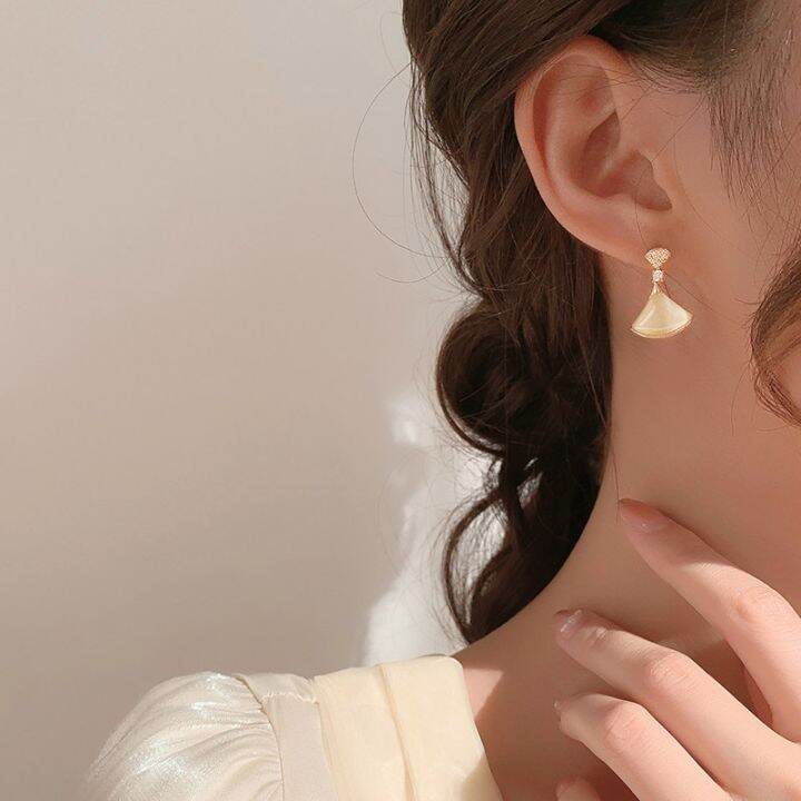 cod-fan-shaped-earrings-temperament-high-end-mosquito-coil-ear-clips-without-piercing-female-2021