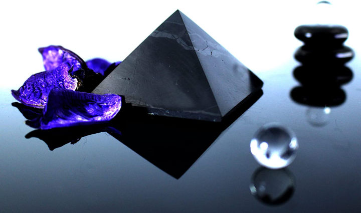 heka-naturals-polished-shungite-pyramid-black-stone-crystal-2-inch-desk-decor-shungite-stone-for-home-or-office-chakra-stones-healing-crystals-meditation-pyramid