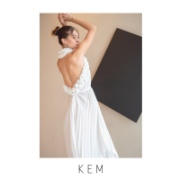 Kemissara Ruffle Open Back Dress Off White เดรสคอวีหน้าเปิดหลัง บีชเดรสสีครีม เดรสโก้หรูใส่สบาย ruffleที่คอเเละหลัง พร้อมสายผูกเอว