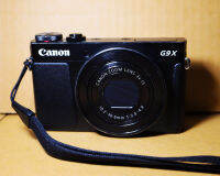 Canon G9X G9 X กล้องตัวเล็กระดับพรีเมียมรุ่นใหม่จากแคนนอนที่โดดเด่นทั้งประสิทธิภาพ และดีไซน์เพรียวบางน้ำหนักเพียง 209 กรัม มี Wi-Fi และ NFC ในตัวกล้อง ให้คุณอัพโหลดและแชร์ภาพไปยังสมาร์ทโฟนหรือคอมพิวเตอร์แท็บเล็ตง่ายๆ ด้วยปุ่มเดียว หากผู้ใช้ลงทะเบียนใช้งาน