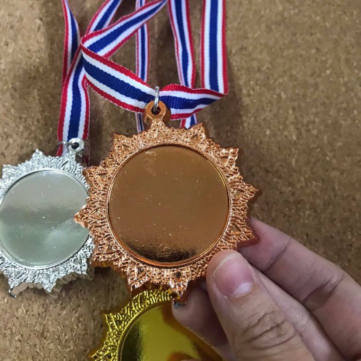 เหรียญรางวัล-แบบแปะโลโก้ได้-ถ้วยรางวัล-เหรียญกีฬาสี-เหรียญรางวัลพลาสติก-กีฬาสี-แข่งขัน-1-ชิ้น-พร้อมสายคล้องคอ