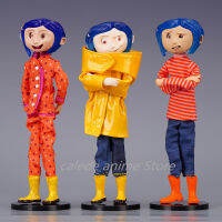 18เซนติเมตรอะนิเมะประตูลับ Coraline ตุ๊กตาในลายเสื้อเสื้อกันฝนถอดพีวีซีรูปการกระทำรูปปั้นรุ่นเก็บของเล่น Dol