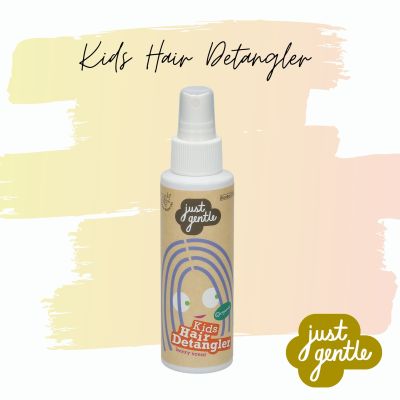 สเปร์ยเพื่อผมไม่พันกัน  สำหรับเด็ก Just Gentle Kids Hair Detangler 100 ml. Berry Scent กลิ่นเบอร์รี่  ผลิตภัณฑ์จัดแต่งทรงผมออร์แกนิค บำรุงผมด้วยออร์แกนนิคออยส์ และสารสกัดจากผลไม้ 6 ชนิด