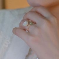CROWN แหวนเครื่องประดับ บุคลิกภาพที่ดี แหวนนิ้วมือผู้หญิง คาเมลเลียสีขาว ทองสีทอง กุหลาบดอกไม้ดอกไม้ แหวนลูกปัดลูกปัด แหวนหยก Hetian แหวนเปิดสำหรับผู้หญิง แหวนสไตล์จีน