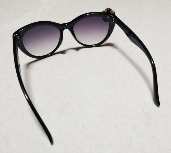 2-อันสุดท้าย-แถม-ซองใส่แว่น-ผ้าเช็ดแว่น-แว่นกันแดดแฟชั่น-classic-ประดับด้วย-ดอกไม้หรู-กรอบ-2-สี-black-amp-brown