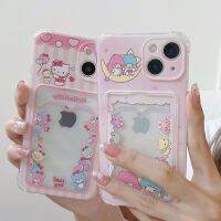 [Woo Fashion Case] การ์ตูนเฮลโลคิตตี้ดาวแฝดน้อยที่วางเคสกระเป๋าสตางค์บัตรภาพสำหรับ iPhone 14 13 Pro Max 12 11 XR XS X 7 8 Plus เคสสีชมพู