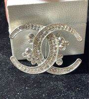 ✨เข็มกลัดชาแนลประดับคริสตัลสวยงามขนาด 4.5 × 3 cm. มีสีเงิน พิ้งโกล