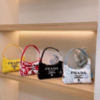 Prada͎ˉred-hot underarm bag is really popular this year. I like its simple and textured design. It can be installed co