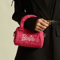 MIA ตุ๊กตาบาบี้ barbie Barbiestyle ตัวอักษรสำหรับเด็ก กระเป๋า Crossbody งานปัก ชุดเดรสพิมพ์ลาย กระเป๋าโท้ท กระเป๋าแมสเซนเจอร์ ทำด้วยผ้าขนสัตว์ กระเป๋าถือสำหรับผู้หญิง สาวๆ