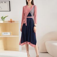 Spring dress 2023 new dress fashionable temperament loose big yards to waist with bump v-neck pleated skirt