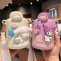 ✨โทรตินิค✨Sanrio ขวดสแตนเลสเก็บความร้อน316ขนาด430มล.,ขวดน้ำสแตนเลสพร้อม361ถ้วยหลอดซิลิโคนน่ารักคุรุมิของขวัญถ้วยน้ำพร้อมกับสายปรับได้สำหรับเด็ก