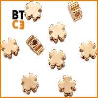 BTC3 50Pcs ทองสีทอง ลูกปัดคั่นใบโคลเวอร์สี่ใบ ทองเหลืองเบิ้ล 52.5มม. ลูกปัดชาร์มโลหะลายดอกไม้เล็กๆ เป็นมิตรกับสิ่งแวดล้อม ลูกปัดรองชุบทอง สาวๆ