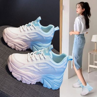 รองเท้าผู้หญิงเพิ่มความสูง2023ใหม่เกาหลีฤดูใบไม้ร่วงรองเท้าลำลองรองเท้าสีขาวพื้นรองเท้าหนาของผู้หญิง