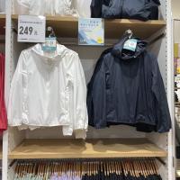 ◄ Uniqlo ชุด Upf50แบบพกพาของผู้หญิงแจ็คเก็ตมีฮู้ดป้องกันรังสียูวีห้องลองเสื้อชุดป้องกันแสงแดด E445003/450520