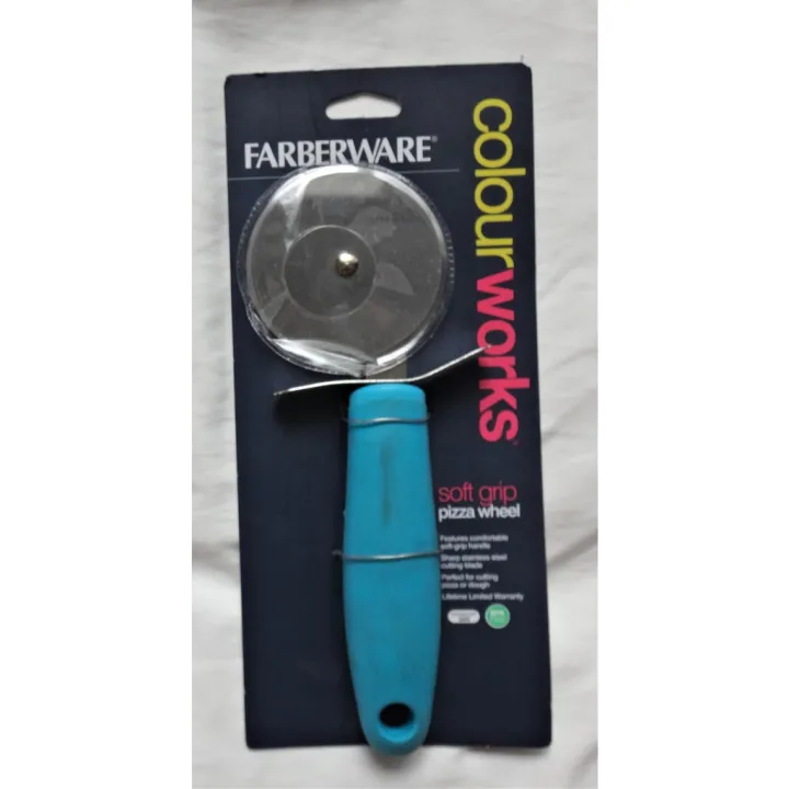 Farberware Pro Tagliapizza In Acciaio Inox – Lama Affilata, Impugnatura Comoda, Protezione Dita – Lavabile In Lavastoviglie – Colore Acqua