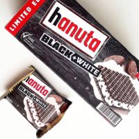 Hanuta BLACK+WHITE Limited -เวเฟอร์อบกรอบรสช็อคโกแลต ดสอดไส้ครีมวนิลา  1 กล่องมี 10 ชิ้น