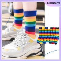 BETTERFORM Unisex กีฬา ผู้หญิง ความยืดหยุ่นของเหงื่อ ถุงเท้าผ้าฝ้าย ย้อนยุค ฮาราจูกุ ถุงเท้ายาว ลายสายรุ้ง