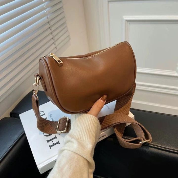 กระเป๋าเล็ก2023ใหม่-high-end-เนื้อ-ins-niche-one-shoulder-all-match-แฟชั่นเวอร์ชันผู้หญิงเกาหลีกระเป๋าไปรษณีย์แบบง่ายๆ