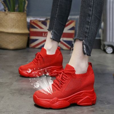 *รองเท้าผ้าใบสีแดงของผู้หญิงเพิ่มความสูงรองเท้าลำลองสตรีส้นลิ่ม 2023 ฤดูใบไม้ผลิใหม่ระบายอากาศตาข่าย Fly ทอรองเท้าพ่อ