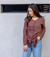 (TUNETHAI) WOMEN เสื้อแขนยาว คอกลม แต่งกระดุมหอย ผ้าลินิน พรีเมี่ยม 100% สวมใส่สบายพอดีตัว ทรงสวย สัมผัสนุ่ม ระบายอากาศได้ดี