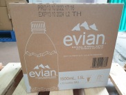 Thùng nước khoáng evian chai nhựa 1,5l tường đương 12 chai