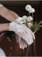 ۞☎ Elegant Lace Appliqued Wedding Gloves for Bridal White Soft Tulle Short Brides Bridesmaid Gloves for Women vestidos de novia