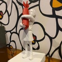 Bomb Hugger Banksy Sculpture Modern Resin Sculpture Figurines Design Ornaments Office Home Decor Living Room Decoration Crafts