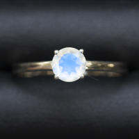 แหวนพลอยมุกดาหาร(Rainbow moonstone) เนื้อใส เหลือบฟ้าเข้ม เรือนเงินแท้92.5% พลอยแท้จากประเทศศรีลังกา ไซส์นิ้ว 62 หรือเบอร์ 10 US