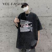 Yee Fashion เสื้อยืดผู้ชาย เสื้อยืดแขนสั้น พิมพ์ลายกราฟฟิค แฟชั่นฤดูร้อน สําหรับผู้ชาย ไซซ์ DX23041809