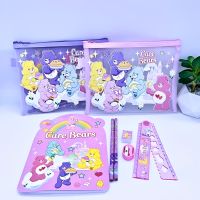 ชุดเครื่องเขียน Care Bearsมาในซองตาข่ายอย่างดี น่ารัก ขนาด 24 x 18 cm ในชุดประกอบด้วย  สมุด  ดินสอ 2 ด้าม  ไม้บรรทัด  กบเหลา  ยางลบ