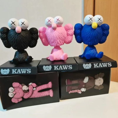 ตุ๊กตารูปการ์ตูน Kaws น่ารัก,ของตกแต่งรถยนต์หัวส่ายได้ของขวัญตกแต่งรถยนต์