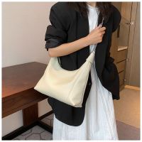 【Hot Sale】 Good-looking high-grade forest system personality large-capacity handbag fashionable casual simple all-match niche messenger bag