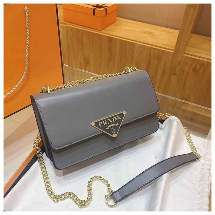 prada-2022-สีลูกกวาดใหม่-กระเป๋าทรงสี่เหลี่ยมขนาดเล็ก-กระเป๋าสะพายทรงสูง-กระเป๋าสะพายข้าง-สายโซ่สุภาพสตรี