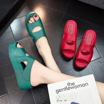 รองเท้าแตะหญิง รองเท้าสลิปเปอร์เวดจ์รองเท้าแตะ ฤดูร้อนแฟชั่นกันน้ำกลาง เท้าแตะสำหรับผู้หญิง รองเท้าส้นตึก