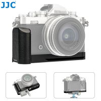 JJC Z fc-GR1 ด้ามจับโลหะด้ามจับที่ปลอดภัยสำหรับกล้อง Nikon Z fc zfc, แผ่นกันลื่นออกแบบ, รูขาตั้งกล้องพิเศษ 1/4 "-20 สำหรับติดตั้งบนขาตั้งกล้อง, รูสายคล้องมือ