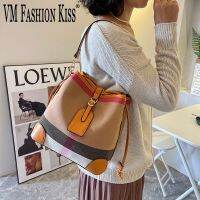 VM FASHION KISS 2023หนังวัวกระเป๋าทรงถังของผู้หญิง + กระเป๋าถือหรูเย็บด้วยผ้าใบกระเป๋าสะพายไหล่ดีไซน์เนอร์ความจุขนาดใหญ่