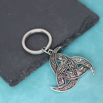 Nedar Spiral Triskele Triangle Knot Keychain Amulet Religious Irish Pendant Keyring Trinity Viking Key Chain Vintage Jewelry Key Chains