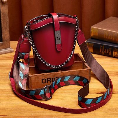 Hot selling Leather messenger bag female 2023 new net red tide fashion all-match cowhide bucket retro shoulder chain