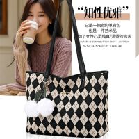 Exquisite Rhombus Large-Capacity Tote Bag New Style Ladies Big Trendy Korean Version Handbag Fur Ball Pendant Temperament Commuter Shoulder 【AUG】