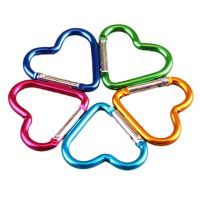 5Pcs Heart Shape Mountaineering Hook อลูมิเนียมปุ่มปีนเขา Survival Gear ปีนเขา Carabiner Rock Climbing Tools