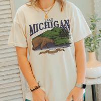 Lake Michigan ผู้หญิง Vintage Aesthetic T เสื้อแฟชั่นฤดูร้อน Camping เดินป่ากราฟิกเสื้อยืดสุภาพสตรี Retro Boho Travel Tees Tops