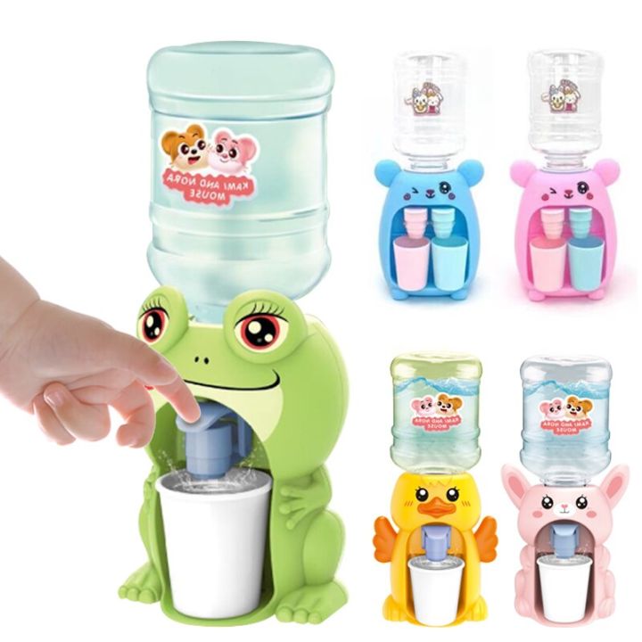 ของเล่นสองเครื่องจ่ายน้ำสำหรับเด็กขนาดเล็กพร้อมด้วยน้ำเย็น-น้ำอุ่นสีชมพูน่ารักครัวของเล่นจำลองน้ำพุการดื่มนม