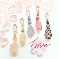 พวงกุญแจหินโรสควอตซ์ถักกับหินมงคลนำโชค (Rose Quartz) Lucky Key Holder with Love meaning