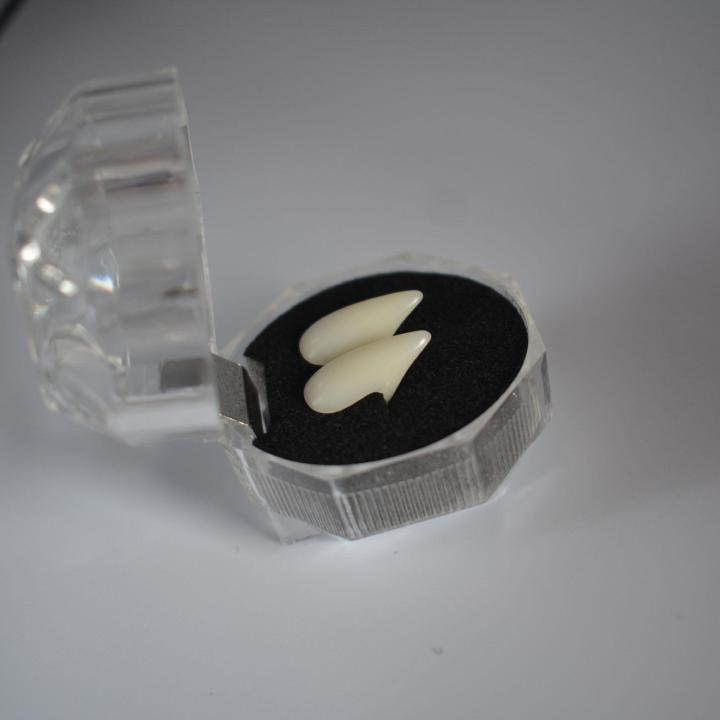 เขี้ยวฮาโลวีน1คู่ชุดเขี้ยวแวมไพร์ฟันปลอมอุปกรณ์ประกอบฉากฟันฟันปลอมเรซินแต่งคอสเพลย์ฟันชุด-c9k3