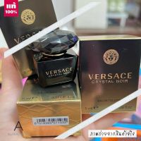 ? พร้อมส่ง ?  ของแท้ รุ่นใหม่   Versace Crystal Noir EDT 5 ml.      เป็นน้ำหอมผู้หญิงที่ให้กลิ่นหอมอ่อนโยนและมีเสน่ห์