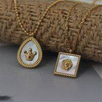 Zoe Necklace. จี้กุหลาบรูปมงกุฏวินเทจสีขาวสร้อยคอโซ่ไหปลาร้าชุบไทเทเนียม18K เครื่องประดับทองคำไม่ซีด