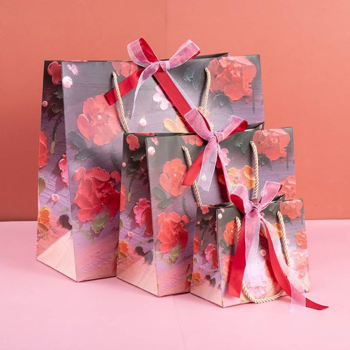 พร้อมส่ง-ถุงกระดาษ-แดงลายดอกไม้แดงดำ-ถุงของขวัญ-พร้อมโบว์ผูก-มินิมอล-minimal-ถุงแฟชั่น-งานสวยมากๆ